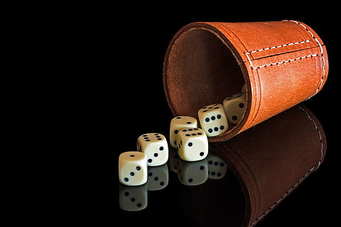 colección de dados, marrón, taza de cuero, cubo, vaso, criba vibradora, taza de dados, negro, reflejo, Moda, fondo negro, foto de estudio, adentro, naturaleza muerta, nadie, copia espacio, cultura de las artes y entretenimiento, dado, de cerca, deporte, separar, solo objeto, fútbol americano - deporte, instrumento musical, equipo, suerte, juegos de ocio, dos objetos, fondo de color, cuero, 5K, CC0, dominio público, libre de derechos