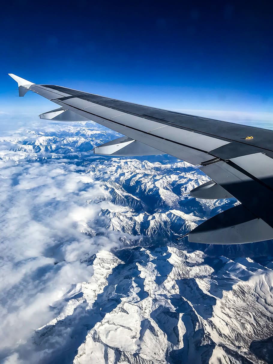 gris, ala dreta de l'avió, aèria, veure la fotografia, Alps de muntanya, muntanya, Serra, neu, hivern, núvol, vehicle aeri, avió, temperatura de fred, ala dels avions, transport, manera de transport, volant, cel, blau, naturalesa, vista aèria, núvol - cel, viatjar, escenics - natura, cap gent, bellesa a la natura, medi ambient, muntanya nevada, a l'aire lliure, indústria aeroespacial, 4K