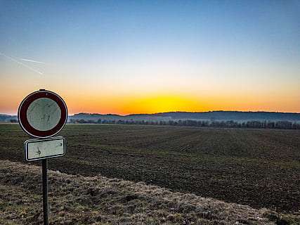 západ slunce, slunce, zimní, krajina, nebe, strom, mraky, abendstimmung, večerní obloze, moře, letní, dopravní značka, znaky, scenics - příroda, životní prostředí, přistát, klidné scény, klid, Příroda, podepsat, pole, čisté nebe, nikdo, krása v přírodě, kopie prostor, sdělení, silnice, mimoměstské scény, venku, 4K, CC0, veřejná doména, bez autorských práv