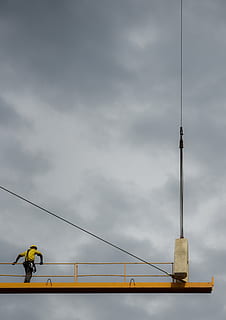 Gleichgewicht, Mann, Stehen, Turmdrehkran, Struktur, Konstruktion, Wolke, männlich, Himmel, wolke - himmel, Besetzung, Arbeiten, Flachwinkelansicht, echte Menschen, Natur, Verbindung, Tag, Kabel, Männer, die Architektur, Seil, draußen, gebaute Struktur, Elektrizität, Menschen, hängend, Baugewerbe, Netzteil, 4K, CC0, gemeinfrei, lizenzfrei