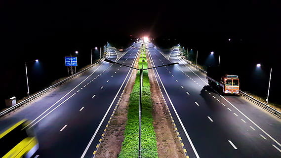 pojazdy, podróżujący, noc, Pomarańczowy, autobus, fotografia autostradowa, nocna pora, drogi, światło, Droga, podróżować, ruch drogowy, transport, ulica, samochód, prędkość, Autostrada, niewyraźny ruch, scena miejska, wielopasmowa autostrada, ciemny, środek transportu, ruch, oświetlony, zmierzch, długa ekspozycja, pojazd lądowy, sprzęt oświetleniowy, żadnych ludzi, na dworze, kierunek, Miasto, architektura, pojazd silnikowy, droga naprzód, znak, cechowanie, symbol, oznakowanie dróg, malejąca perspektywa, 5K, CC0, domena publiczna, darmowe zdjęcia