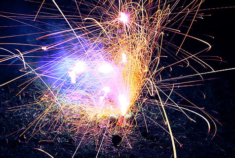Fuegos artificiales, explosión, vistoso, exposición, vacaciones, ligero, celebracion, nuevo, año, ráfaga, brillar, fuego, destello, brillante, estrella, pirotécnica, explotar, efecto, noche, exhibición de fuegos artificiales, calor - temperatura, fiesta - evento social, iluminado, la vida nocturna, larga exposición, movimiento, cultura de las artes y entretenimiento, moscas, movimiento borroso, evento, fuego artificial - objeto hecho por el hombre, nadie, naturaleza, explotando, ardiente, bengala, humo - estructura fisica, 4K, CC0, dominio público, libre de derechos
