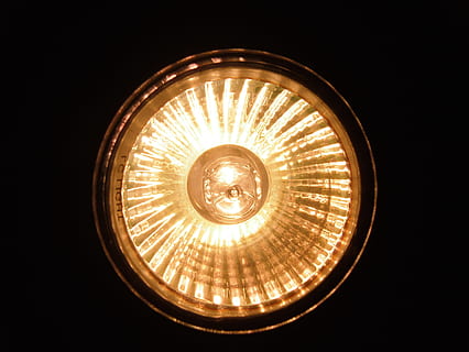 alogeno, faretti, luce, tecnologia, faretti alogeni, illuminazione, attrezzatura per l'illuminazione, lampadina, raggiante, calore - temperatura, luminosa, illuminato, elettricità, in casa, Inquadratura dal basso, sfondo nero, nessuno, luce - fenomeno naturale, forma geometrica, forma, girato in studio, stanza buia, cerchio, luce elettrica, luce pendente, direttamente sotto, sospeso, buio, soffitto, lampada elettrica, lusso, ornato, apparecchio di illuminazione, materiale elettrico, 4K, CC0, dominio pubblico, privo di copyright