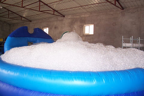 piscina, escuma, bany, a l'interior, blau, naturalesa, cap gent, dia, arquitectura, habitació domèstica, aigua, indústria, estructura construïda, sostre, relaxació, magatzem, absència, Color blanc, fàbrica, inflable, 1080P, CC0, domini públic, lliure de regalies