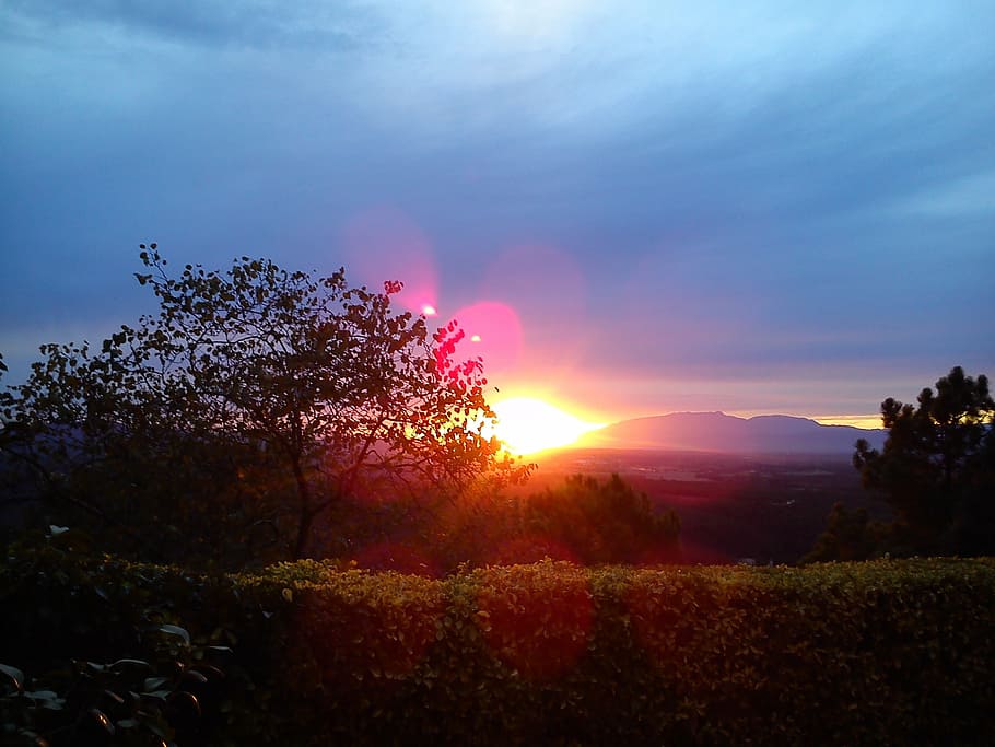 západ slunce, zdůrazňuje, nebe, krajina, večerní slunce, pole, hora, krása v přírodě, scenics - příroda, rostlina, slunečního světla, strom, Příroda, klid, klidné scény, slunce, nikdo, mrak - nebe, sluneční paprsek, odlesk objektivu, životní prostředí, idylický, růst, venku, změna, Jasný, 2K