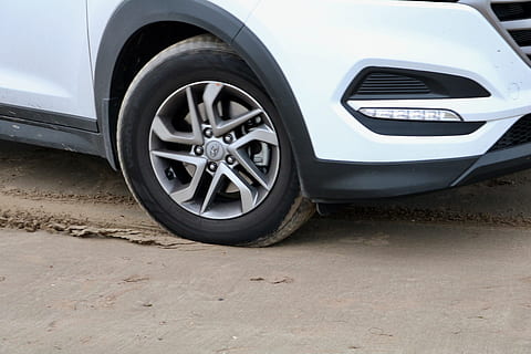 riteņi, spin, trieciens, ātrumu, sacīkšu mašīna, auto sacīkstes, enerģiju, spēkā, transportlīdzekli, braukšanas prieks, ainavas formātā, pkw, automobiļi, auto, rase, rallijs, berze, smiltis, putekļus, transporta veids, transportēšana, mehānisko transportlīdzekli, riepas, riteni, sauszemes transportlīdzekli, metāla, ceļš, nav cilvēku, pilsēta, ārā, sudraba krāsa, ceļot, iela, greznība, zemes ceļš, melna krāsa, dienā, 5K, CC0, publiskais domēns, bez atlīdzības