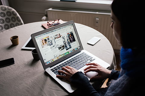 navigare, fată, pinterest, MacBook Air, mod de viata, obiecte, oameni, laptop, calculator, în interior, lucru, tehnologie, Afaceri, femei, adult, ședință, muncind acasa, o persoana, birou, Internet, folosind laptopul, femele, etnie caucaziană, doar adulți, matur adult, tehnologia fără fir, comunicare, conexiune, masa, oameni adevărați, vedere în unghi mare, haine casual, dispozitiv portabil de informații, rețea de calculatoare, 4K, CC0, domeniu public, fără drepturi de autor