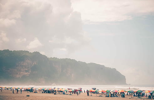 Grupa, ludzie, piasek na plaży, parasol, plaża, Klif, las, Chmura, parasol z baldachimem, osoba, wakacje, tłum, Natura, Grupa ludzi, duża grupa ludzi, woda, niebo, morze, chmura - niebo, prawdziwi ludzie, wylądować, wycieczka, scenics - natura, Góra, dzień, podróżować, piękno natury, na dworze, 2K, CC0, domena publiczna, darmowe zdjęcia