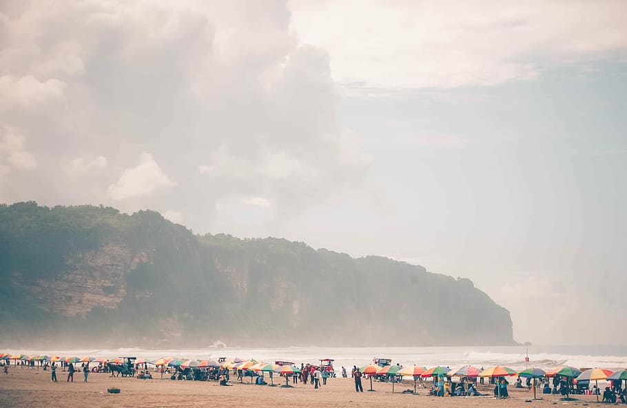Grupa, ludzie, piasek na plaży, parasol, plaża, Klif, las, Chmura, parasol z baldachimem, osoba, wakacje, tłum, Natura, Grupa ludzi, duża grupa ludzi, woda, niebo, morze, chmura - niebo, prawdziwi ludzie, wylądować, wycieczka, scenics - natura, Góra, dzień, podróżować, piękno natury, na dworze, 2K
