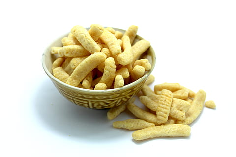 Chip, knackig, Pack, Snack, Schüssel, Terrine, isoliert, Haufen, Pfeffer, Scheibe, Teller, gebraten, köstlich, Weiß, ungesund, fetthaltig, Diät, bereit, Gelb, hell, Orange, Kalorien, Becken, gewellt, Beschneidungspfad, Müll, Gemüse, Essen, lecker, Keramik, Vitamin, Nein, Schnitt, gießen, gesalzen, Zutat, golden, Hintergrund, frisch, würzig, Paket, Lebensmittel, schnell, weißer Hintergrund, Essen und Trinken, Pommes frittes, drinnen, Studioaufnahme, Kartoffel, Fast Food, ungesunde Ernährung, Nahansicht, zubereitete Kartoffel, ausgeschnitten, fertig für den Verzehr, keine Leute, Stillleben, Frische, Fast-Food-Pommes, Versuchung, 2K, CC0, gemeinfrei, lizenzfrei