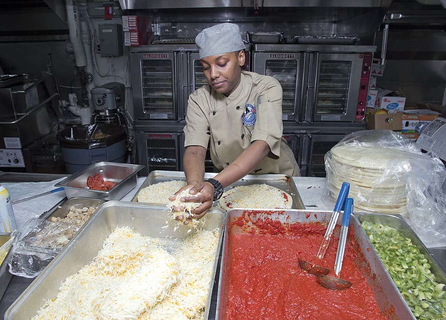 donna che fa cibo, cucina, aiutante, tavolo, preparazione, Pizza, salsa, occupazione, cibo, cibo e bevande, attività commerciale, lavoro, in casa, persone reali, una persona, freschezza, cucina commerciale, preparando il cibo, memorizzare, stabilimento di alimenti e bevande, in piedi, forno, vista frontale, adulto, abilità, capocuoco, uniforme, miscelazione, 4K