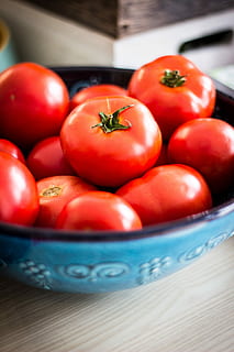 tomater, blå, keramisk, skål, trä-, tabell, i blått, träbord, tomat, mat, vegetabiliska, friskhet, röd, äta nyttigt, organisk, mat och dryck, trämaterial, vegetarisk mat, närbild, mogen, matlagning, rå mat, frukt, välbefinnande, fortfarande liv, inomhus, behållare, inget folk, stor grupp av objekt, fokusera på förgrunden, selektiv fokusering, 5K, CC0, offentligt domän, royaltyfria