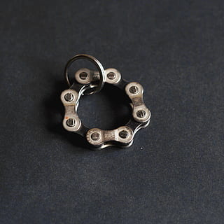 lænke, ring, metal, artikler, indendørs, studio skud, tæt på, enkelt objekt, sikkerhed, ingen mennesker, stilleben, beskyttelse, høj vinkel visning, bord, kontrollere, sort baggrund, maskindel, teknologi, grå, form, gammel, grå baggrund, sølvfarvet, 1080P, CC0, offentligt domæne, royaltyfrie