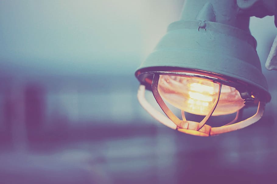 bianca, Lente di decentramento della lampada, lente tilt shift, lampada elettrica, attrezzatura per l'illuminazione, illuminato, mezzi di trasporto, una persona, all'aperto, giorno, avvicinamento, casco, concentrarsi sulle conoscenze acquisite, riflessione, in casa, vetro - materiale, Inquadratura dal basso, caratteristica della parete, persone reali, obiettivo - strumento ottico, messa a fuoco selettiva, tecnologia, moderno, singolo oggetto, uomini, parte del corpo umano, sicurezza, 1080P