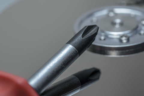 harddisk, hdd, hardware, computer, disk, makro, datalager, teknologi, læse hoveder, indre arbejde, komponent, chip, det, magnetiske hoveder, sata, bestyrelse, digital, databehandling, bundkort, skrivehoveder, magnetisk datalagring, data, skåret ud, stylus, EDP, detalje, memory chip, skruetrækker, værktøj, reparation, Hjælp, skruetrækkere, værktøjer, tæt på, menneskelig kropsdel, indendørs, menneskelig hånd, mennesker, metal, hånd, studio skud, arbejdsværktøj, farvet baggrund, enkelt objekt, skinnende, høj vinkel visning, stål, bord, selektiv fokusering, enkelhed, sølvfarvet, legering, 4K, CC0, offentligt domæne, royaltyfrie