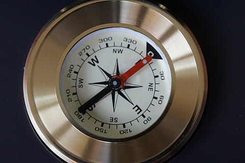 Weiß, Kompass, 180, Norden, Kompass Punkt, Navigation, navigieren, Show, Himmelsrichtungen, Richtung, Windrose, Verzeichnis, Nadel, Orient, Orientierung, Nummer, Richtigkeit, Geometrische Figur, Nahansicht, Kreis, einzelnes Objekt, keine Leute, Thermometer, Metall, gestalten, drinnen, Messinstrument, wählen, Spur, Studioaufnahme, Meteorologie, Temperatur, Kommunikation, silberfarben, Text, Messgerät - Messinstrument, 5K, CC0, gemeinfrei, lizenzfrei