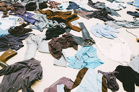 roupas no chão, roupas, chão, objetos, de outros, azul, tiro do estúdio, ninguém, fundo branco, dia, ao ar livre, vista de satélite, visão de alto ângulo, representação, natureza, variação, escolha, origens, quadro completo, criatividade, representação humana, multi colorido, abundância, arte e Artesanato, reflexão, grande grupo de objetos, coleção, 4K, CC0, domínio público, royalty free