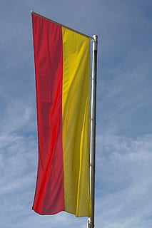 drapeau, jaune, mât de drapeau, souabe, rouge, souabe bavière, drapeau souabe bavière, drapeau de la bavière bavière, drapeau de la Bavière, nuage - ciel, ciel, patriotisme, vent, faible angle de vue, personne, la nature, journée, environnement, pôle, fierté, textile, agitant, en plein air, bleu, 5K, CC0, domaine public, libre de droits