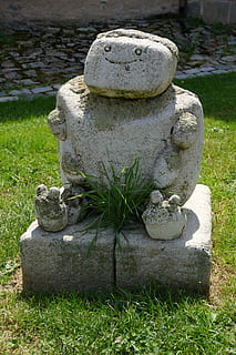 beeld, standbeeld, rots, kei, steen, man, grappig, gras, schaamhaar, Ambierle, Frankrijk, solide, beeldhouwwerk, fabriek, dag, geen mensen, stenen materiaal, natuur, kunst en ambacht, steen - object, vertegenwoordiging, menselijke representatie, religie, stack, buitenshuis, geschiedenis, het verleden, 5K, CC0, publiek domein, royaltyvrij