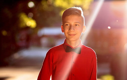baie, papion, razele, tineri, simpatic, zâmbet, portret, o persoana, vedere din față, tânăr adult, privind camera, să se concentreze asupra primelor elemente, permanent, roșu, Barbat tanar, de la talie in sus, haine casual, încredere, oameni frumoși, lovitură de cap, îmbrăcăminte, bărbați, oraș, masculi, adolescent, băieți adolescenți, 2K, CC0, domeniu public, fără drepturi de autor
