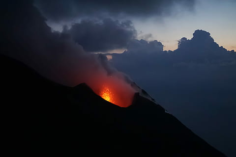 Vulkan, Lava, schwarz, wolkig, Tag, ausbrechen, Sonnenuntergang, Feuer, Flamme, Asche, Rauch, Himmel, Sonnenaufgang, Eruption, glühen, Orange, Wolke, Berg, Wandern, Kraft in der Natur, Geologie, Leistung, Schönheit in der Natur, Hitze - Temperatur, keine Leute, Natur, aktiver Vulkan, Umgebung, Land, Rauch - physische Struktur, Naturkatastrophe, Warnschild, Insel, wolke - himmel, Landschaft, fließend, Vulkankrater, Gipfel, 5K, CC0, gemeinfrei, lizenzfrei