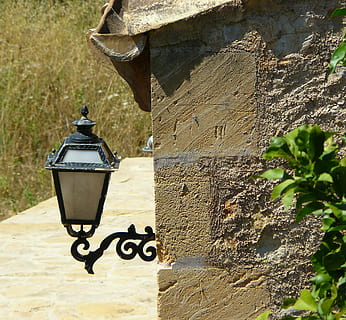 sort metal sconce, sort metal, Sconce, lanterne, lys, lampe, arkitektur, belysning, hjem, ferie, schmiedeeiserne, bygning, sol, væg, murværk, sten-, facade, sten, Stenmur, tæt, pyntet op, terrakotta, okker, hauswand, ornament, udendørs, gammel, dag, ingen mennesker, vand, tæt på, bygget struktur, sollys, natur, murbygningsfunktion, belysningsudstyr, bygning udvendig, plante, elektrisk lampe, dyre temaer, dyr i naturen, solid, metal, 1080P, CC0, offentligt domæne, royaltyfrie