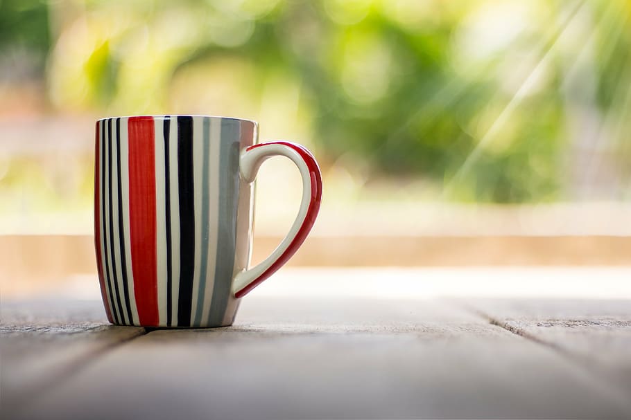 vermell, negre, gris, ratlles, ceràmica, tassa, superior, vista, cafè, taula, vintage, fons, fusta, menjar, fresc, un, espai, beure, líquid, blanc, cafeteria, color, textura, marró, primer pla, buit, raig de llum, llum, bokeh, tassa de cafè, refresc, menjar i beguda, centrar-se en primer pla, cafè - beguda, dia, cap gent, beguda calenta, calor - temperatura, te, vapor, te - beguda calenta, tassa de te, còpia espai, latte, càntir, vaixella, nivell superficial, té negre, 5K