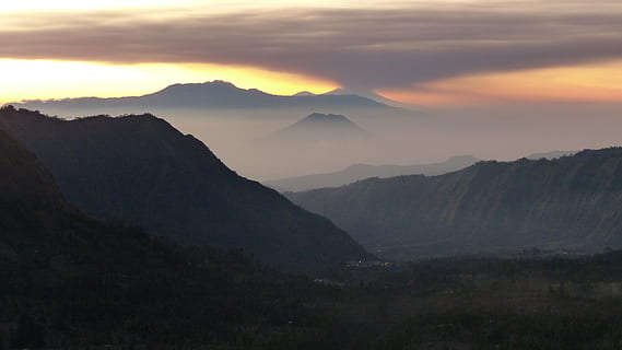 indonèsia, java, volcà, erupció cutània, paisatge, panorama, muntanya, Serra, escenics - natura, medi ambient, cel, bellesa a la natura, naturalesa, núvol - cel, terra, tranquil·litat, viatjar, posta de sol, boira, escena tranquil·la, destinacions de viatge, sol, cap gent, cim de muntanya, a l'aire lliure, paisatge dramàtic, 4K, CC0, domini públic, lliure de regalies