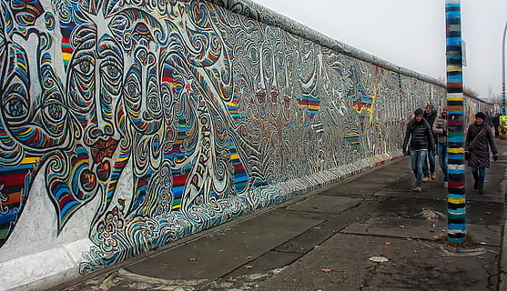 berlin, piemineklis, struktūras, arhitektūra, māksla, grafiti, austrumu puses galerija, Vācija, uzbūvēta struktūra, daudzkrāsains, viens cilvēks, pilns garums, radošumu, reāliem cilvēkiem, māksla un amatniecība, sienu veidošanas funkcija, stāv, modeli, vīriešiem, ēkas ārpuse, pilsēta, dienā, dzīvesveidu, gājēju celiņš, drošību, 720P, CC0, publiskais domēns, bez atlīdzības
