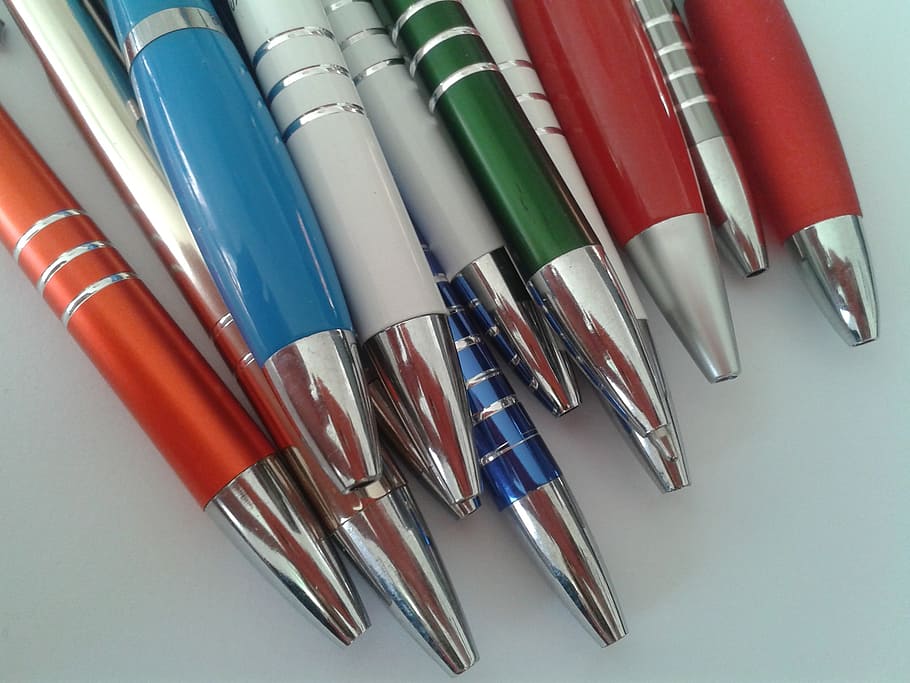 bolígrafs, colors, escriure, prendre notes, escola, lliçons, notes, multicolor, a l'interior, elecció, natura morta, variació, vista d’angle alt, bolígraf, gran grup d'objectes, cap gent, art i artesania, primer pla, instrument d’escriptura, costat a costat, arranjament, creativitat, col · lecció, directament a sobre, taula, grup d'objectes, art i equipament artesanal, 2K