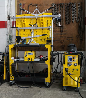 taller, vehicles, manteniment, equipament, indústria, industria de la construcció, tecnologia, groc, cable, generació de combustible i energia, cap gent, ocupació, electricitat, seguretat, connexió, protecció, senyal d'advertència, signe, control, funció de construcció de parets, Font d'alimentació, maquinària, dia, 2K, CC0, domini públic, lliure de regalies