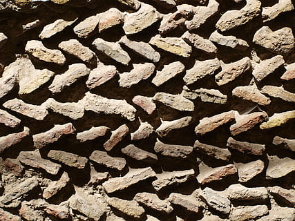 paret, maons, vell, patró, antiguitat, textura, cap gent, marc complet, fons, gran grup d'objectes, dia, llum solar, abundància, naturalesa, vista d’angle alt, primer pla, material de fusta, repetició, marró, a l'aire lliure, text, arquitectura, creativitat, art i artesania, 2K, CC0, domini públic, lliure de regalies