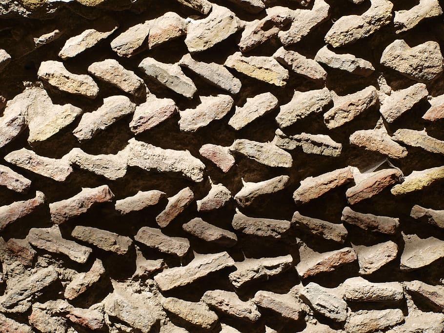 paret, maons, vell, patró, antiguitat, textura, cap gent, marc complet, fons, gran grup d'objectes, dia, llum solar, abundància, naturalesa, vista d’angle alt, primer pla, material de fusta, repetició, marró, a l'aire lliure, text, arquitectura, creativitat, art i artesania, 2K