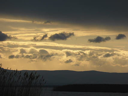 des nuages, ciel, bleu, nuages ​​noirs, nuages ​​se forment, ciel couvert, au dessus des nuages, Soleil, Le ciel, oiseau, le coucher du soleil, ciel du soir, mouette, lanterne, phare, projecteur, vol, détail devant, des arbres, paysage, la nature, marrant, sentiments, Terre, planète, Mars, air, paysages - nature, nuage - ciel, beauté dans la nature, scène tranquille, tranquillité, Montagne, silhouette, personne, environnement, scène non urbaine, idyllique, eau, Lac, plante, couleur orange, en plein air, 4K, CC0, domaine public, libre de droits