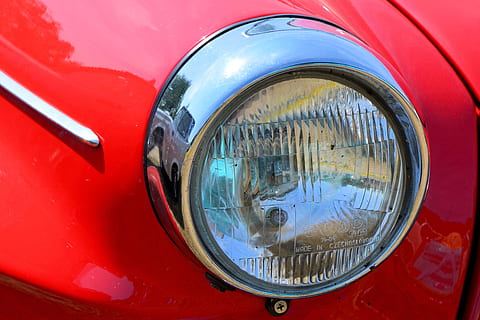 automàtic, punt de mira, llum, vehicle, oldtimer, skoda, vermell, transport, mode de transport, cotxe, vehicle terrestre, cotxe de col·leccionista, faro, manera de transport, automòbil, primer pla, reflexió, metall, cap gent, dia, brillant, marc complet, fons, forma geomètrica, estil retro, vidre - material, a l'aire lliure, crom, roda, color plata, 2K, CC0, domini públic, lliure de regalies