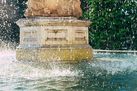 gocce, Fontana, acqua, altro, posto famoso, architettura, nessuno, all'aperto, giorno, albero, natura, movimento, lungomare, spruzzi, pianta, arte e artigianato, legno - materiale, acqua corrente, struttura costruita, storia, creatività, il passato, fluente, 4K, CC0, dominio pubblico, privo di copyright