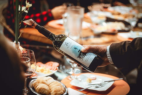 man, vervelend, zwart, colbert, bezit, sake fles, persoon, gieten, wijnglas, wijn, fles, diner, hand-, houden, voedsel, drinken, alcohol, maaltijd, eten, bedrijf, kom tot rust, wijnmakerij, vinicola, Brazilië, glam, jantar, vinho, eten en drinken, menselijke hand, verfrissing, restaurant, glas, versheid, menselijk lichaamsdeel, binnenshuis, drinkglas, volwassen, houder, tafel, serveren van eten en drinken, barman, 2K, CC0, publiek domein, royaltyvrij