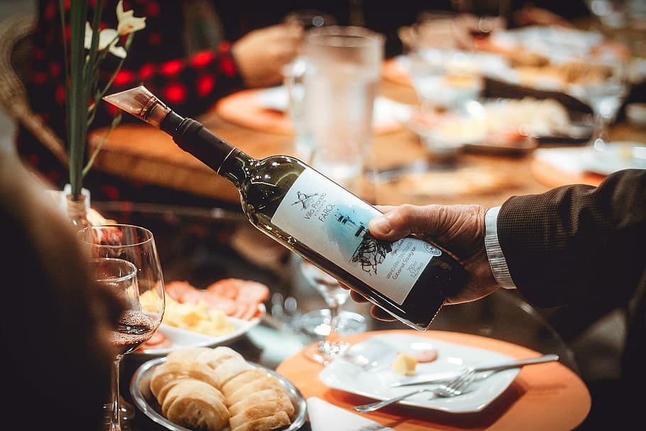 home, portar, negre, jaqueta de vestir, celebració, ampolla de sake, persona, abocament, Copa de vi, vi, ampolla, sopar, mà, mantingui, menjar, beure, alcohol, empresa, relaxa't, celler, vinicola, Brasil, glam, jantar, vinho, menjar i beguda, mà humana, negocis, refresc, restaurant, vidre, frescor, part del cos humà, a l'interior, copa, adult, contenidor, taula, servir menjar i begudes, barman, 2K