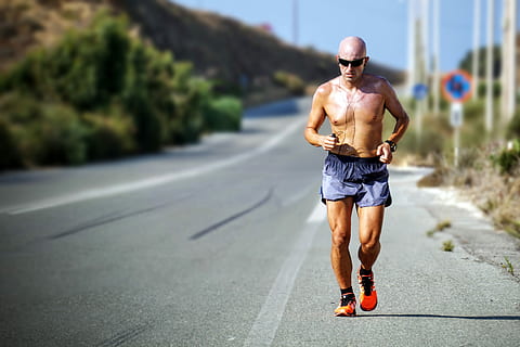 mann jogging, lytting, ved hjelp av, svart, øretelefoner, dagtid, person, løping, kjørebane, vei, Mann, trening, løper, solbriller, løpe, sport, varme, løpesko, skilt, svette, Fitness, jogge, livsstil, én person, menn, skjorteløs, full lengde, ekte folk, fritidsaktivitet, sunn livsstil, trener, forfra, voksen, shorts, by, atlet, natur, ung voksen, dag, utendørs, 4K, CC0, offentlig domene, opphavsrett gratis