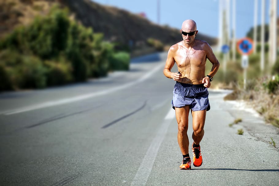 jogging home, escoltar, utilitzant, negre, auriculars, hora del dia, persona, corrent, carretera, home, exercici, corredor, ulleres de sol, correr, esport, calor, sabata corrent, signe, suar, aptitud, trotar, estils de vida, una persona, homes, sense camisa, longitud completa, persones reals, activitat d'oci, estil de vida saludable, vista frontal, adult, curts, ciutat, atleta, naturalesa, adult jove, dia, a l'aire lliure, 4K