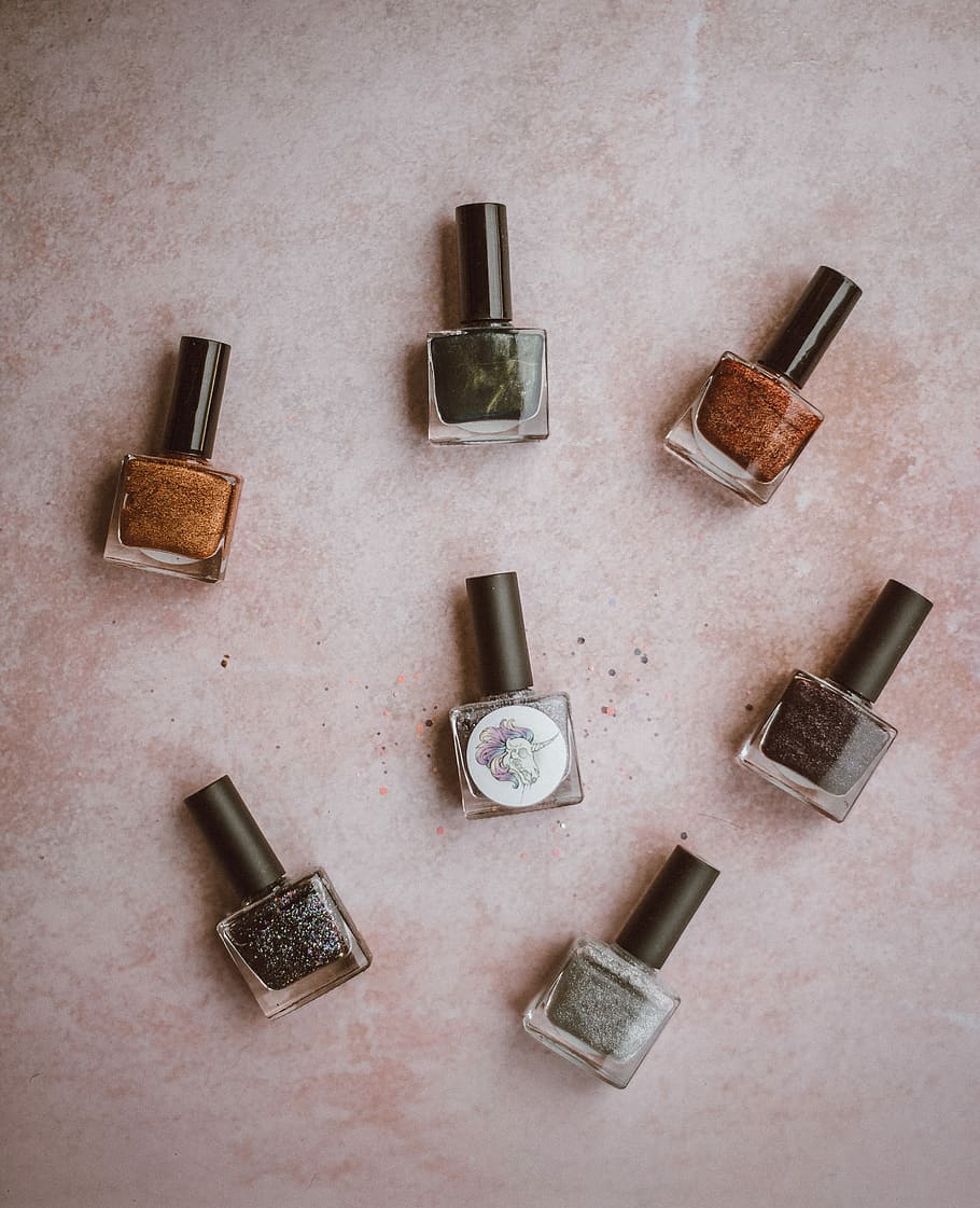 søm, polere, neglelak, lave, top, se billede, syv, sort farve negle, flasker, flaske, makeup, flatlay, høj vinkel visning, indendørs, beholder, stilleben, ingen mennesker, bord, valg, variation, direkte over, træ - materiale, gulve, dag, meddelelse, glas - materiale, skønhedsprodukt, side om side, metal, kork - prop, 4K