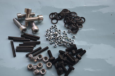 hardware, varierer, stor gruppe af objekter, metal, høj vinkel visning, indendørs, stilleben, bord, udstyr, Bolt, møtrik - fiksering, skrue, ingen mennesker, jern - metal, industri, overflod, byggebranchen, studio skud, rusten, tæt på, direkte over, arbejdsværktøj, 4K, CC0, offentligt domæne, royaltyfrie