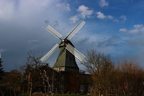 molino, giro, edificio, energía renovable, energía alternativa, energía eólica, cielo, conservación del medio ambiente, turbina eólica, turbina, molino de viento tradicional, generación de combustible y energía, ambiente, estructura construida, naturaleza, nube - cielo, arquitectura, árbol, árbol desnudo, planta, tecnología, exterior del edificio, vista de ángulo bajo, al aire libre, nadie, recursos sustentables, 5K, CC0, dominio público, libre de derechos