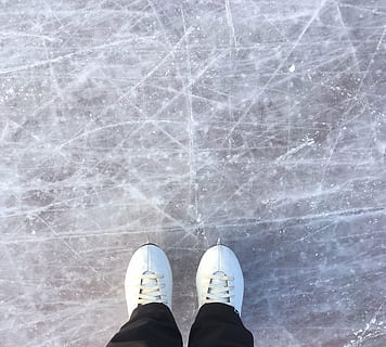 la personne, portant, blanc, des chaussures, permanent, gris, surface, la glace, patinage, hiver, jambe humaine, section basse, partie du corps, partie du corps humain, une personne, perspective personnelle, chaussure, Vrais gens, personne méconnaissable, modes de vie, journée, Activité de loisir, vue grand angle, Hommes, sol, directement au-dessus, la nature, en plein air, pied humain, jeans, 2K, CC0, domaine public, libre de droits