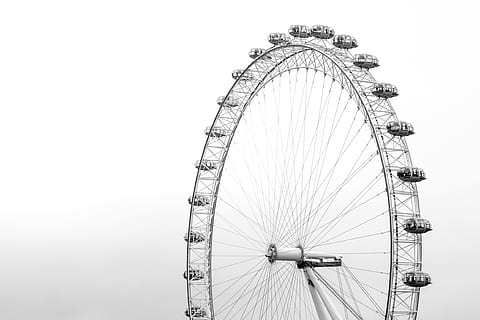 rueda de la fortuna, tiempo de día, foto en escala de grises, ferris, rueda, ojo de londres, en blanco y negro, paseo en el parque de diversiones, divertido, parque de atracciones, cultura de las artes y entretenimiento, carnaval itinerante, destinos de viaje, cielo, vista de ángulo bajo, recinto ferial, cielo limpio, forma, naturaleza, forma geometrica, día, nadie, circulo, al aire libre, actividad de ocio, grande, copia espacio, arquitectura, altura maxima, 4K, CC0, dominio público, libre de derechos