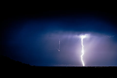 Foto, Blitzschlag, Karosserie, Wasser, Regen, Sturm, Wolke, Blitz, Nacht-, dunkel, Horizont, Meer, Ozean, Wolkengebilde, Gewitter, dramatisch, Nachthimmel, Himmel, Natur, wolke - himmel, Kraft in der Natur, Leistung, Schönheit in der Natur, gegabelter Blitz, Dramatischer Himmel, Sturmwolke, Warnschild, Zeichen, Umgebung, Blau, keine Leute, beleuchtet, Elektrizität, lila, Aggression, bedrohlich, schlagen, 5K, CC0, gemeinfrei, lizenzfrei