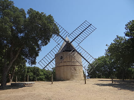 Mühle, Windmühle, Flügel, alt, Korn, die Architektur, Ruhe, Frankreich, Natur, altes Dorf, Ramatuelle, Süden, Buschland, Tourist, Landschaft, ehemalige, Pierre, Holz, erneuerbare Energie, alternative Energie, Baum, Windkraftanlage, Kraftstoff- und Stromerzeugung, Turbine, Umweltschutz, Windkraft, traditionelle Windmühle, Pflanze, Himmel, Umgebung, gebaute Struktur, Tag, klarer Himmel, ländliche Szene, keine Leute, draußen, 2K, CC0, gemeinfrei, lizenzfrei
