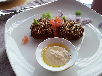 frukost, ägg, rulla, sylt, mat, meny, snabb, protein, Smör, bacon, buttered, bröd, rostat bröd, bestick, redskap, bratwurst, sallad, äta, äta middag, gaffel, sked, restaurang, dining, mat och dryck, tallrik, klar att äta, friskhet, äta nyttigt, inomhus, betjäningsstorlek, tabell, kött, högvinkelvy, vegetabiliska, inget folk, välbefinnande, fortfarande liv, skål, närbild, måltid, krydda, frestelse, 2K, CC0, offentligt domän, royaltyfria