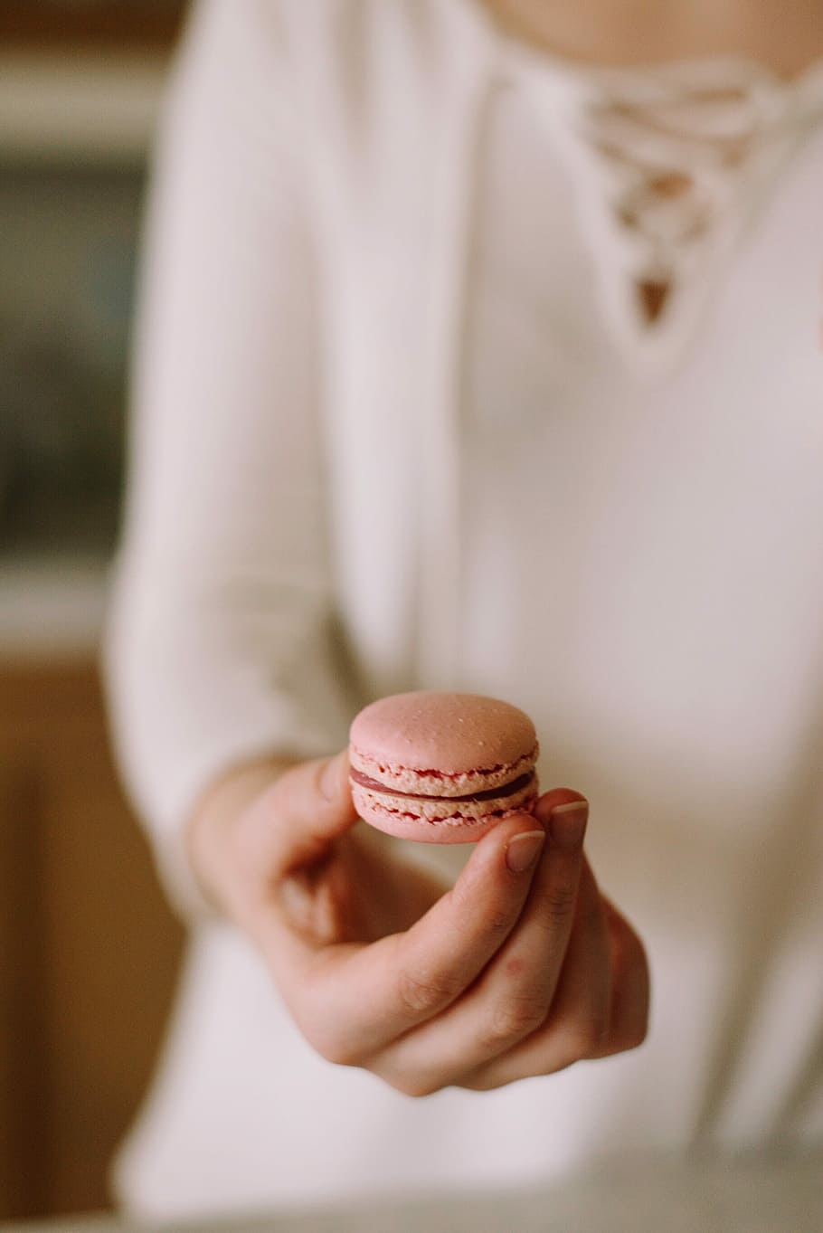 osoba, hospodářství, růžový, makarónek, francouzština, macaron, sladký, cookie, pečení, jedna osoba, bránice, jídlo a pití, dospělý, zaměřit se na popředí, čelní pohled, ruka, uvnitř, lidské ruky, jídlo, ženy, detail, sladké jídlo, oblečení, neformální oblečení, dezert, pokušení, 2K