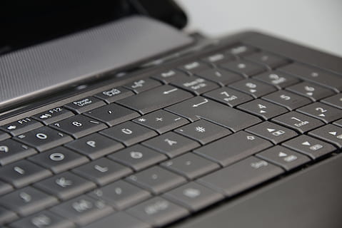 czarny laptop, klawiatura, notatnik, komputer, opuszczać, wkład, kalkulator, laptop, pc, kran, datailaufnahme, sprzęt komputerowy, klawiatura komputerowa, zdjęcie makro, spacja, technologia, selektywne skupienie, zbliżenie, interes korporacyjny, wyposażenie komputera, porozumiewanie się, technologia bezprzewodowa, wewnątrz, list, alfabet, numer, połączenie, żadnych ludzi, część komputerowa, tekst, skupić się na pierwszym planie, stół, klucz komputera, 5K, CC0, domena publiczna, darmowe zdjęcia